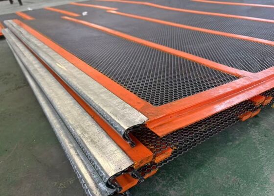 Mining Self Cleaning Screen Mesh for Sticky Material Separation